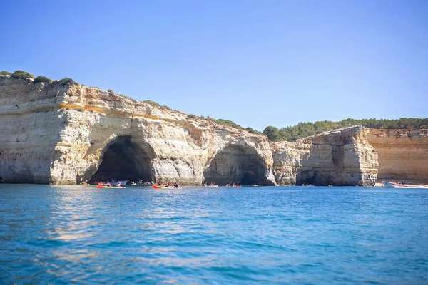孩子们 享受葡萄牙的Benagil 阿尔加 贝纳吉勒内的贝纳吉勒洞穴 拉科亚阿尔加韦海岸著名的海洞 一路顺风 — 图库照片