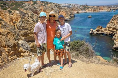 Çocuklar, Benagil, Portekiz 'in tadını çıkarıyorlar. Benagil Mağarası, Algar de Benagil 'in içinde, Algarve, Lagoa' daki ünlü deniz mağarası. Mutlu aile kano gezisinde.