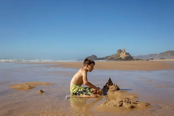 Bambino Fratello Solletico Sulla Spiaggia Sui Piedi Con Piume Copertura — Foto Stock