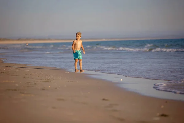 Szczęśliwe Dzieci Chłopcy Bawiący Się Plaży Zachodzie Słońca Dzieciak Pokryty — Zdjęcie stockowe