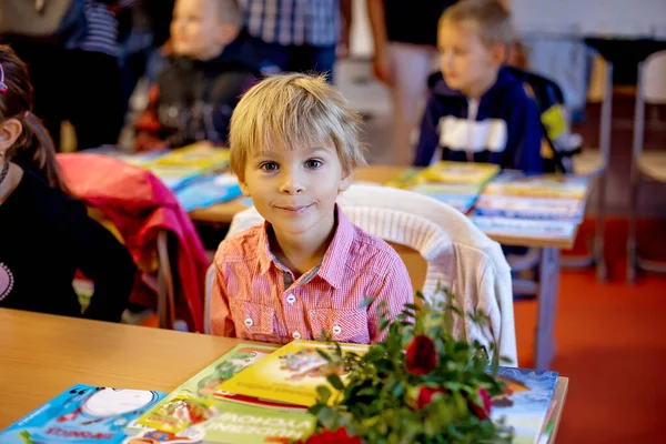 Eerste Schooldag Voor Een Eerstejaars Kind Naar School Bloemen Brengen — Stockfoto