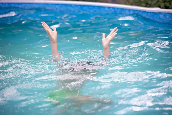 Personen Übergeben Das Wasser Bitten Hilfe Person Ertrinkt Pool Hände — Stockfoto