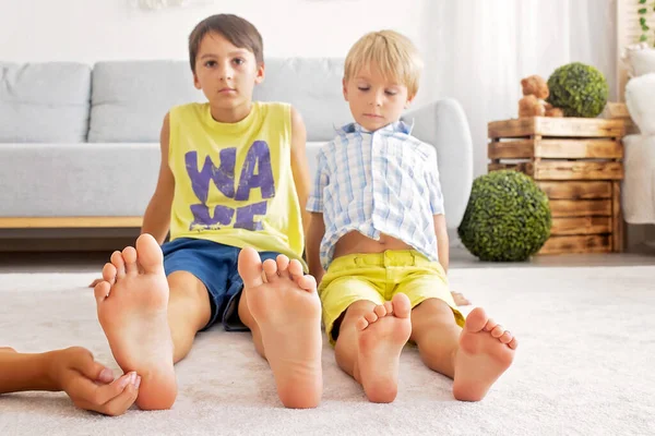 Mutlu pozitif çocuklar, ayaklarınızı gıdıklayarak, birlikte eğlenerek, evde erkek kardeşler birlikte harika bir gün geçiriyorlar.