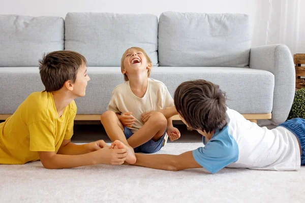快乐的积极的孩子们 脚上的挠痒痒 快乐的在一起 在家里的男孩兄弟们 快乐的在一起 — 图库照片