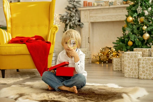 Schattig Kind Jongen Spelen Een Ingerichte Kamer Voor Kerstmis Gezellige — Stockfoto