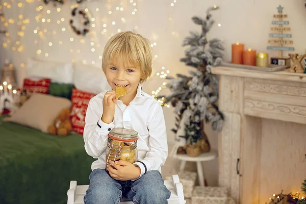 Söta Barn Pojke Leka Ett Dekorerat Rum För Jul Mysig — Stockfoto