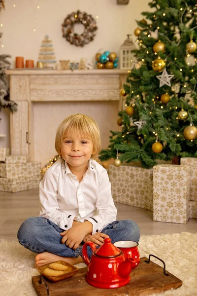 Söta Barn Pojke Leka Ett Dekorerat Rum För Jul Mysig — Stockfoto