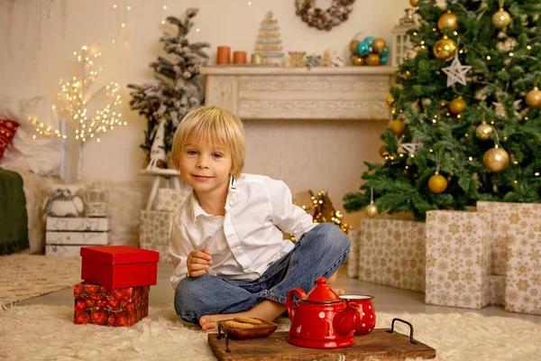 Schattig Kind Jongen Spelen Een Ingerichte Kamer Voor Kerstmis Gezellige — Stockfoto