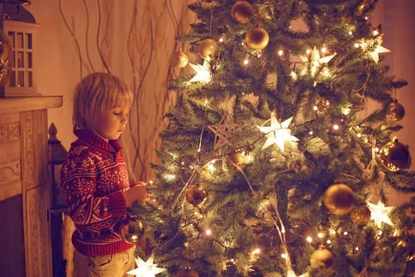 Enfant Mignon Garçon Jouer Dans Une Chambre Décorée Pour Noël — Photo