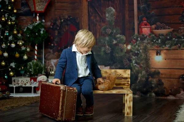 Schattig Kind Koffer Teddybeer Thuis Wachten Vakantie Studioshoot — Stockfoto