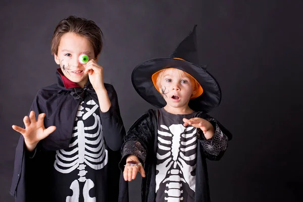 Παιδιά Αδέλφια Ντυμένοι Για Halloween Παίζουν Στο Σπίτι Απομονωμένη Εικόνα — Φωτογραφία Αρχείου
