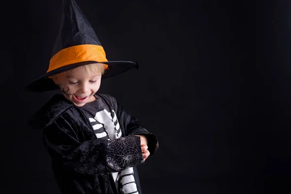 Kind Halloween Gekleidet Hause Spielend Isoliertes Bild Auf Schwarzem Hintergrund — Stockfoto