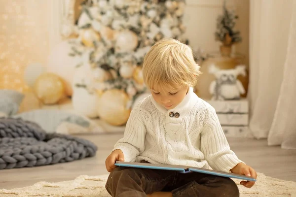 Lindo Niño Rubio Preescolar Leyendo Libro Regalo Apertura Navidad Casa —  Fotos de Stock