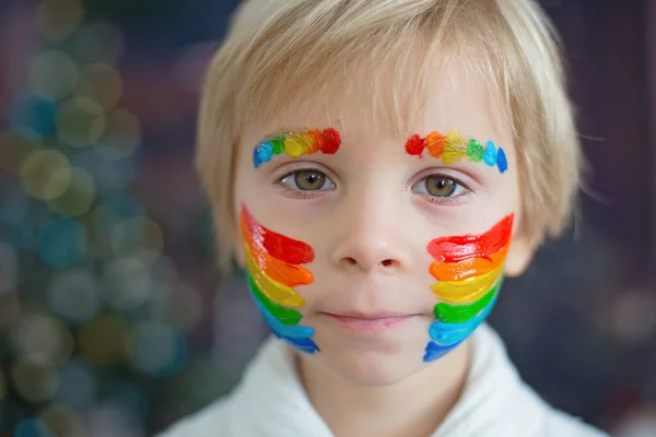 Wunderschönes Kind Kleiner Junge Mit Aufgemaltem Gesicht Mit Regenbogen Posiert — Stockfoto
