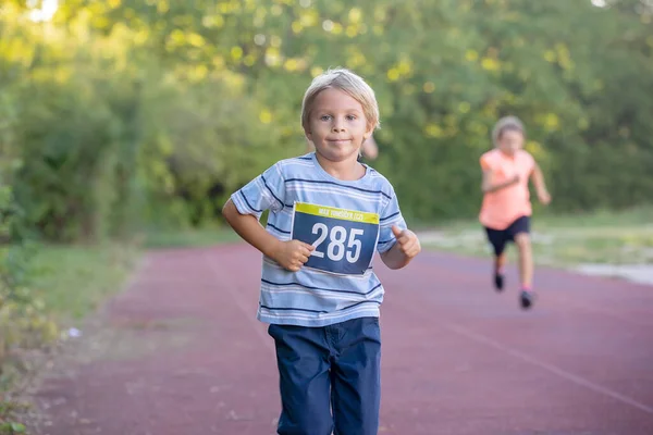 Young Preschool Children Running Track Marathon Competition Park — Stock Photo, Image
