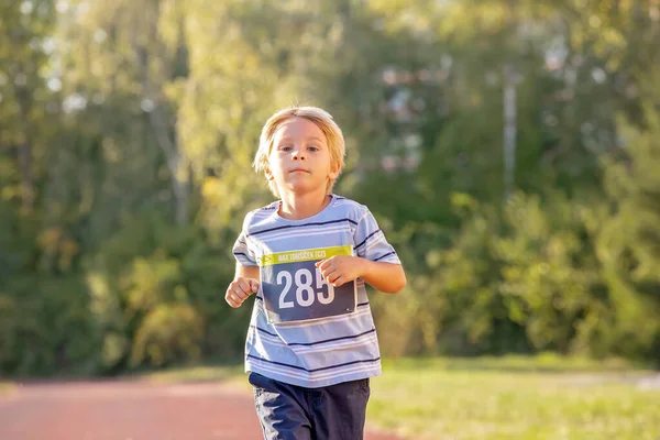 Jovens Pré Escolares Correndo Pista Uma Competição Maratona Parque — Fotografia de Stock