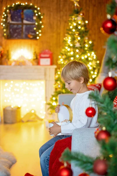 漂亮的金发碧眼的孩子 年轻的学生 圣诞时用针织玩具在装饰过的家里玩耍 — 图库照片