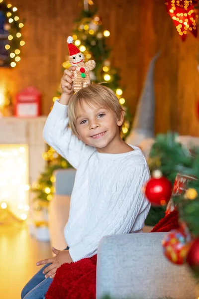 Gyönyörű Szőke Gyermek Fiatal Iskolás Fiú Karácsonykor Egy Díszített Házban — Stock Fotó