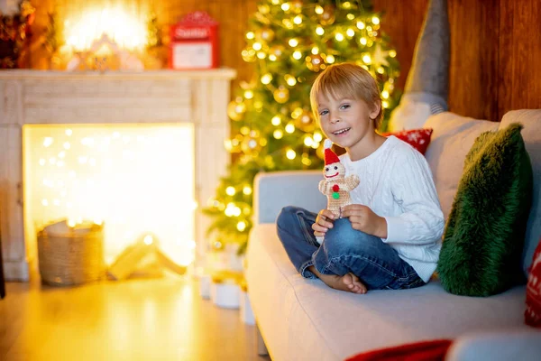 Gyönyörű Szőke Gyermek Fiatal Iskolás Fiú Karácsonykor Egy Díszített Házban — Stock Fotó