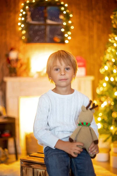 Krásné Blond Dítě Mladý Školní Chlapec Hraní Vyzdobeném Domě Pletenými — Stock fotografie