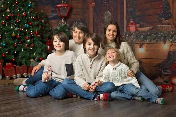 Família Feliz Posando Para Retrato Para Natal Três Gerações Estúdio — Fotografia de Stock