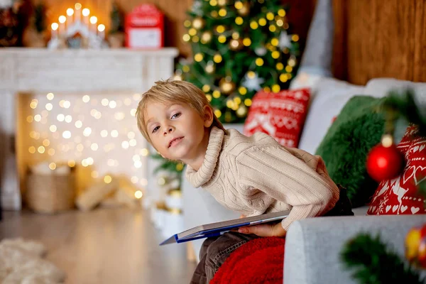 Güzel Sarışın Çocuk Genç Okul Çocuğu Noel Süslü Bir Evde — Stok fotoğraf