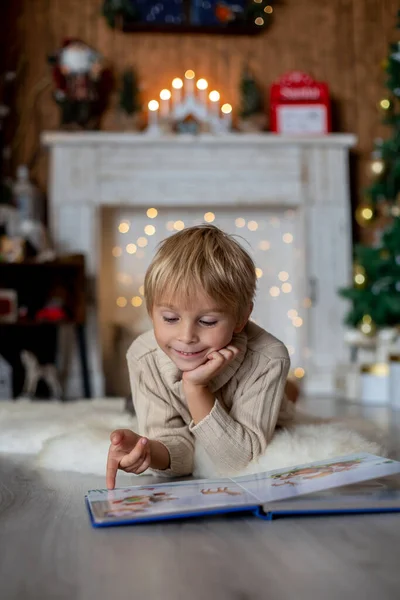 漂亮的金发碧眼的孩子 年轻的学生 圣诞时用针织玩具在装饰过的家里玩耍 — 图库照片