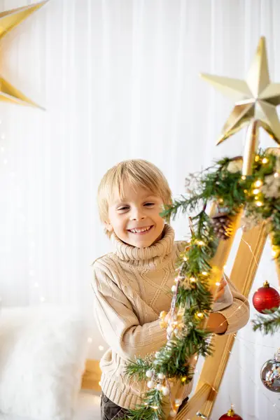 Ребенок Школьник Играет Украшенном Доме Вязаными Игрушками Рождество — стоковое фото