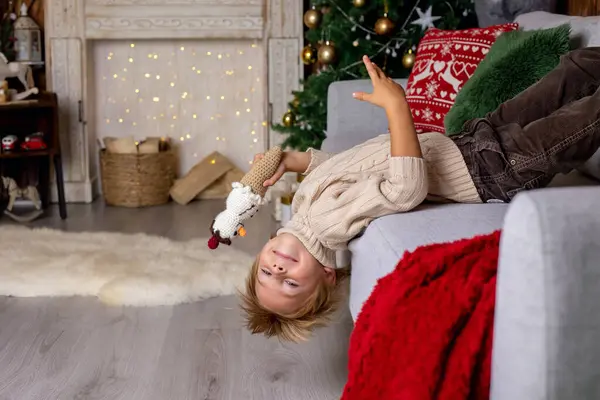 Ребенок Школьник Играет Украшенном Доме Вязаными Игрушками Рождество — стоковое фото