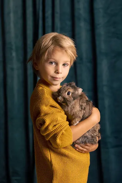Beau Petit Enfant Blond Mignon Garçon Tenant Petit Lapin Animal — Photo