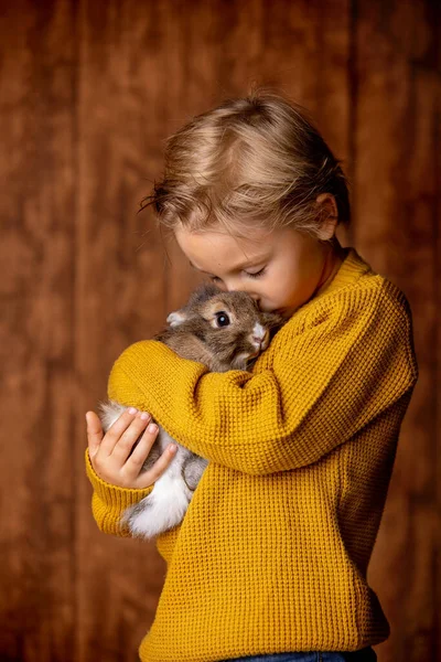 Красива Маленька Блондинка Милий Хлопчик Тримає Маленького Домашнього Кролика Обіймаючи — стокове фото
