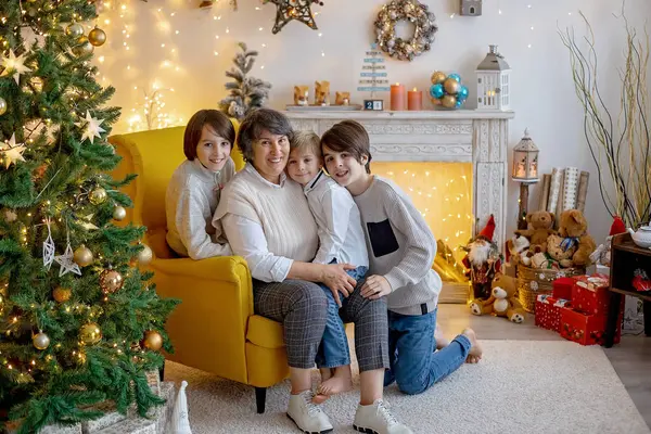 圣诞家庭照在舒适的家 有灯光和装饰 有祖母 母亲和孩子 — 图库照片