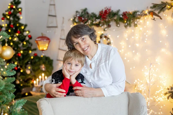 光と装飾 母親と子供と居心地の良い家のクリスマスの家族の写真 — ストック写真