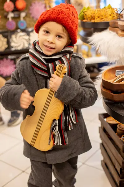 Prag Noel Bir Çocuk Vitrinlere Bakıyor — Stok fotoğraf