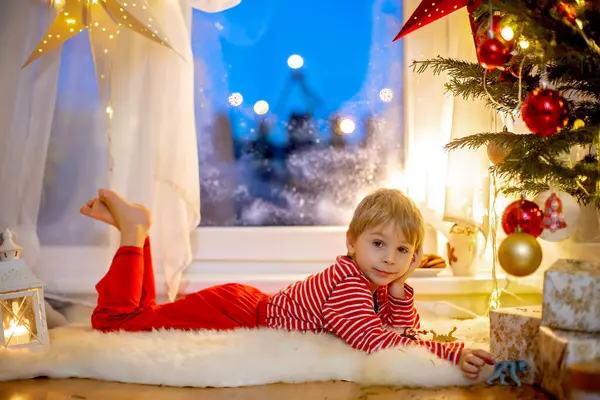 Toddler Child Cute Blond Boy Sitting Window Pajama Looking Out — Stock Photo, Image