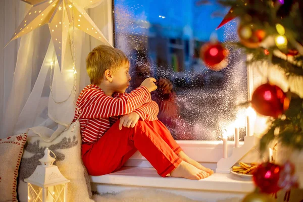 Toddler Child Cute Blond Boy Sitting Window Pajama Looking Out — Foto de Stock