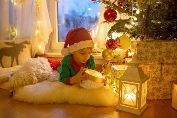 Småbarn Söt Blond Pojke Sitter Fönstret Pyjamas Tittar För Satna — Stockfoto
