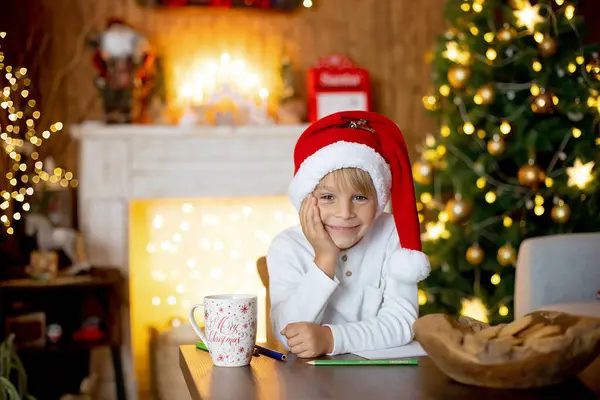 Güzel Sarışın Çocuk Genç Okul Çocuğu Süslü Bir Evde Noel — Stok fotoğraf