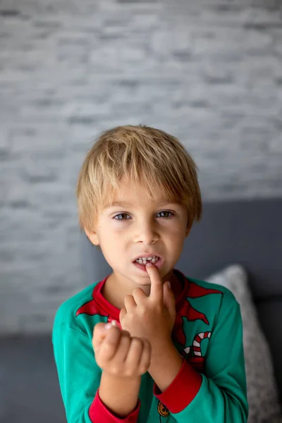 Sladké Blonďaté Předškolní Dítě Chlapec Ztrácí Svůj První Mléčný Zub — Stock fotografie