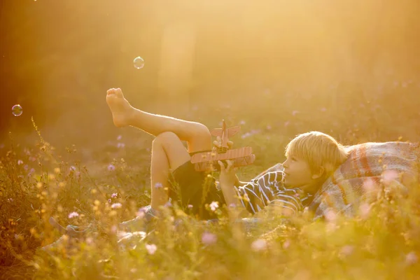 Sweet Children Boys Playing Park Sunset Autumntime Positive Emotions — Stock Photo, Image