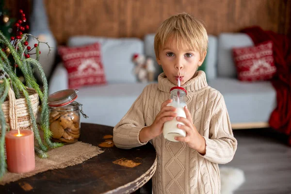 Schönes Blondes Kind Kleiner Schuljunge Der Weihnachten Einem Geschmückten Haus — Stockfoto