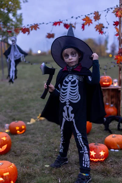 Parkta Cadılar Bayramı Kostümlü Iki Çocuk Mum Dekorasyonla Balkabağı Oyup — Stok fotoğraf