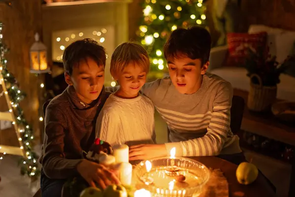 Tři Děti Zapalování Svíček Kostce České Vánoční Tradice Zdobená Místnost — Stock fotografie