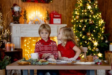Güzel çocuklar, sarışın çocuklar, kardeşler, Noel için süslü evde oynamak, tatilin tadını çıkarmak.
