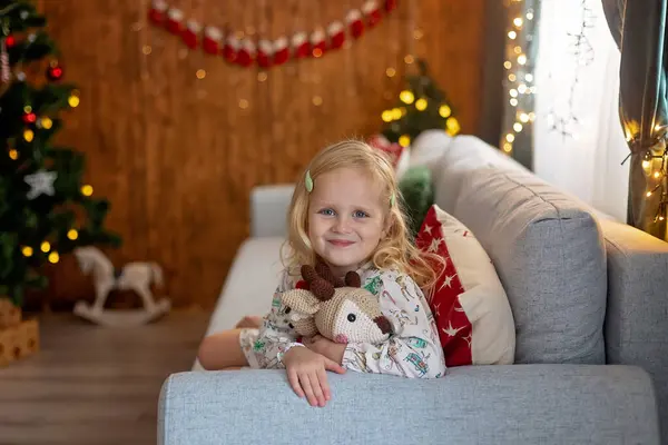 漂亮的孩子 金发的孩子 兄弟姐妹 圣诞节在装饰过的家里玩耍 在家里度假 — 图库照片