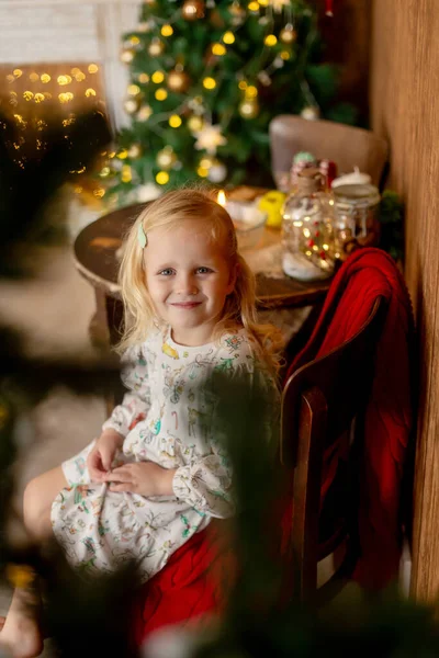 Güzel Çocuklar Sarışın Çocuklar Kardeşler Noel Için Süslü Evde Oynamak — Stok fotoğraf