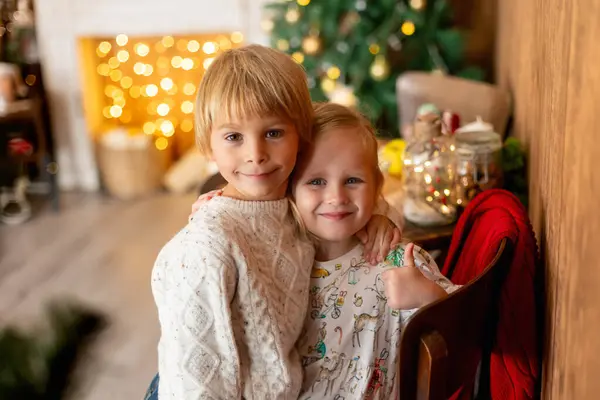 美しい子供たち ブロンドの子供たち 兄弟たちは クリスマスのために装飾された家で遊び 自宅で休暇を楽しんでいます — ストック写真