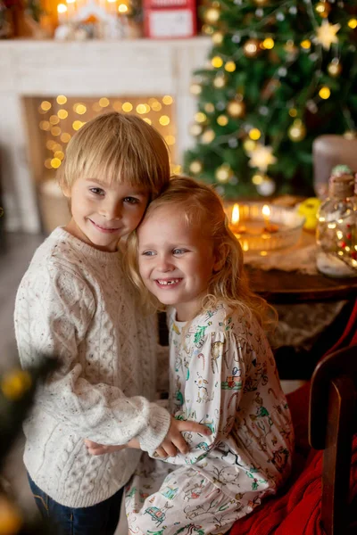 Güzel Çocuklar Sarışın Çocuklar Kardeşler Noel Için Süslü Evde Oynamak — Stok fotoğraf