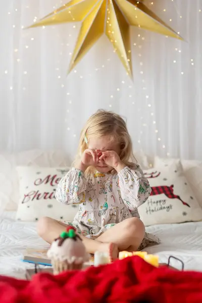 Küçük Sarışın Bebek Kız Yatakta Ağlıyor Noel Hediyesi Yok Hüzünlü — Stok fotoğraf