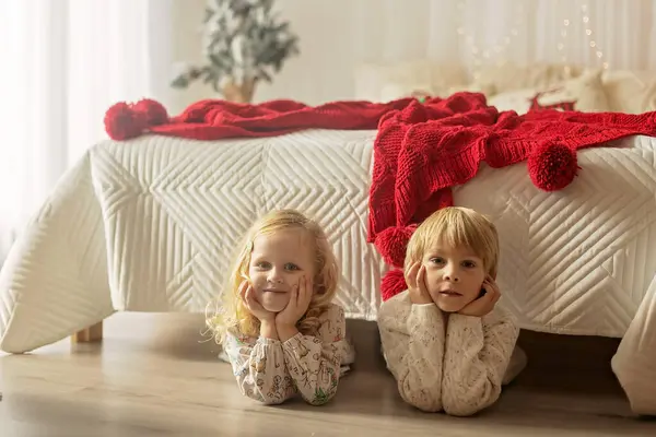 Schöne Kinder Blonde Kinder Geschwister Spielen Weihnachten Geschmückten Haus Genießen — Stockfoto